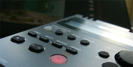 MP3-Recorder und Buch (Foto: Wolfgang Tischer)